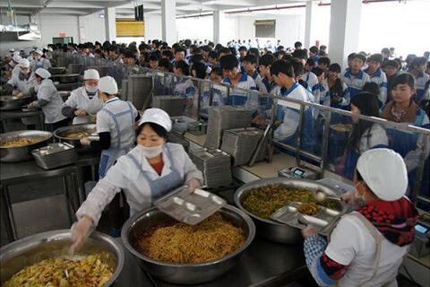 学校食堂承包这个近乎被垄断的赚钱生意，如今却“开不下去”？