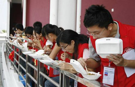 工作人员现场用餐场景