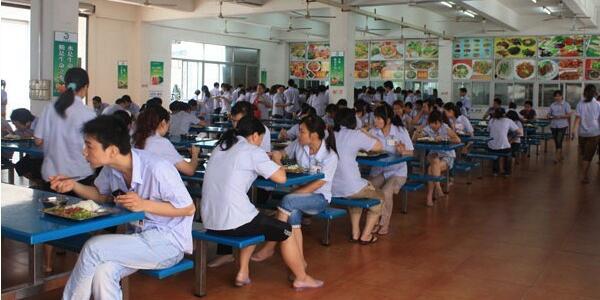 选择将内部食堂对外承包能对企业带来哪些好处？