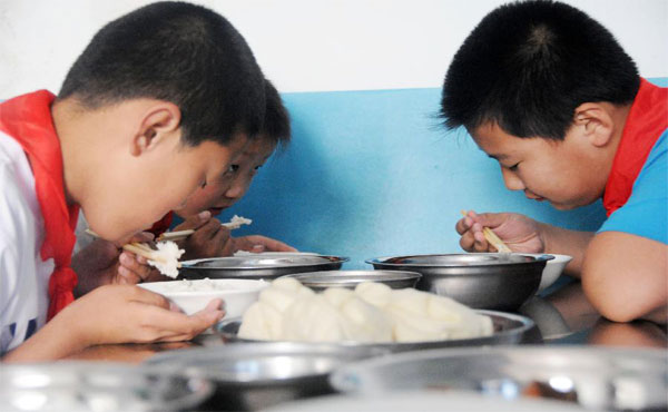 学生营养餐配送变成了“问题餐”谁来负责？