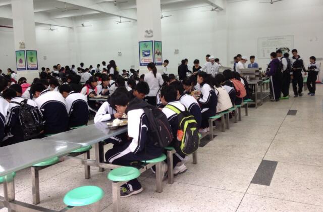 承包学校食堂起纠纷 索赔80万判赔30万