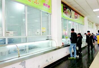 学校食堂窗口承包人两月便退场